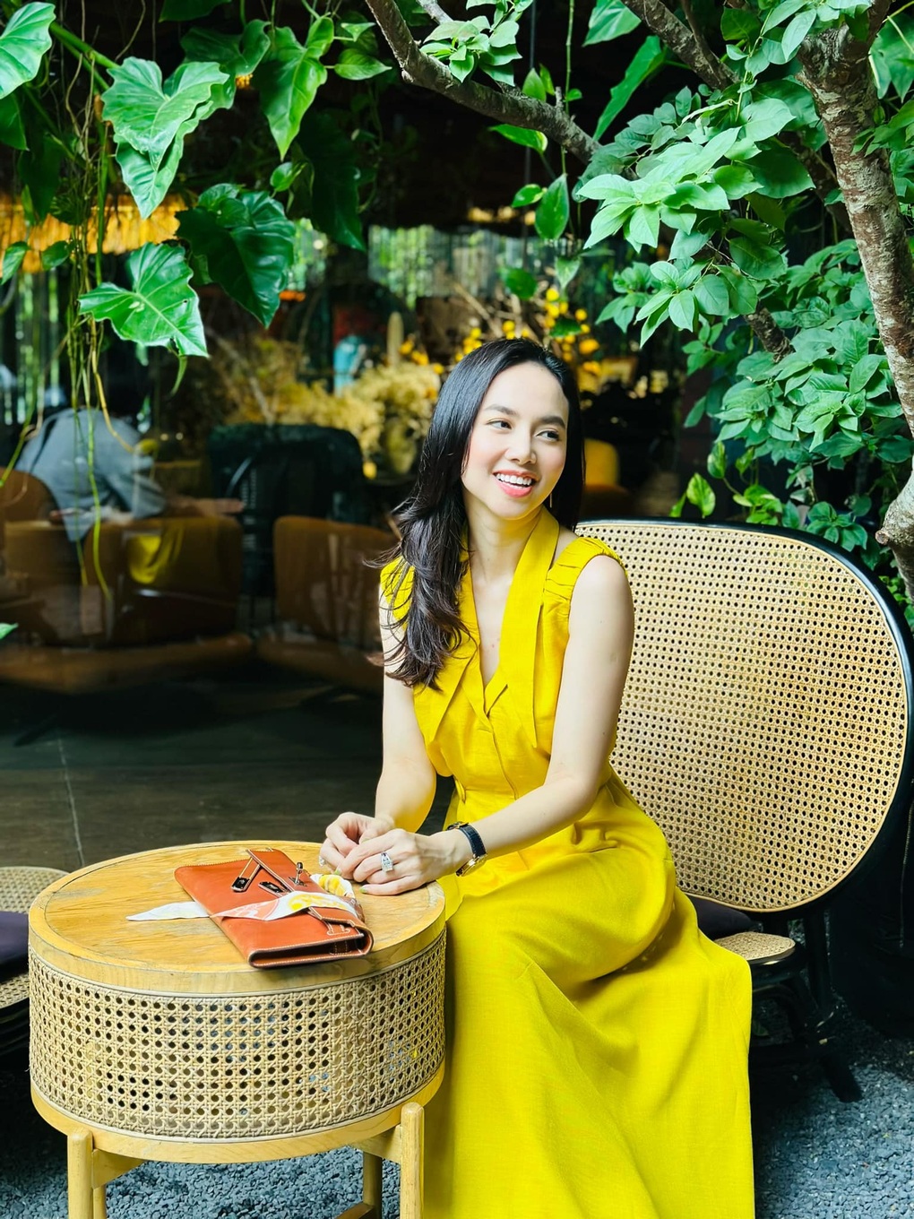Sau sinh, Đinh Ngọc Diệp trông trẻ trung nhờ diện váy áo nhiều màu sắc - Hình 3