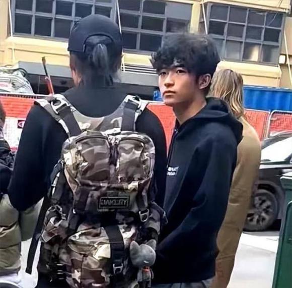 Tạ Đình Phong - Trương Bá Chi bị tóm sống cùng đi nghỉ ở Úc, Tạ Hiền bị đột quỵ nguy kịch? - Hình 1