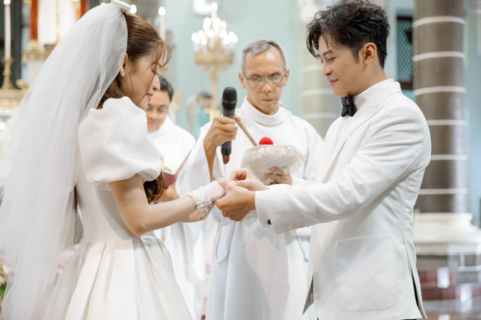 Trọn vẹn lễ hôn phối của Puka và Gin Tuấn Kiệt: Cặp đôi lộng lẫy giữa thánh đường, 1 sao Việt bật khóc sau 4 lần dự cưới - Hình 6