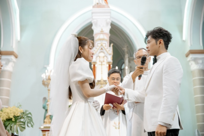 Trọn vẹn lễ hôn phối của Puka và Gin Tuấn Kiệt: Cặp đôi lộng lẫy giữa thánh đường, 1 sao Việt bật khóc sau 4 lần dự cưới - Hình 2