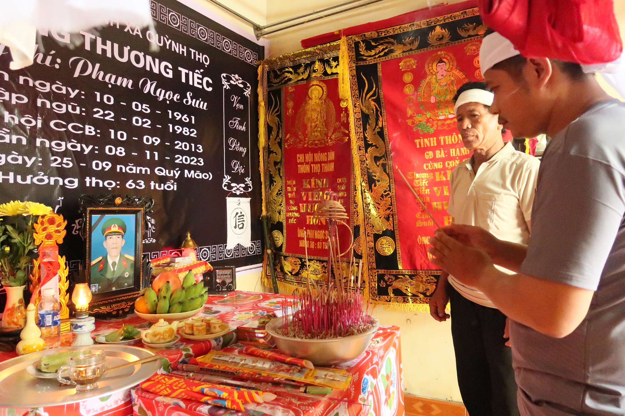 Vụ sập tấm đan cống khiến 2 người tử vong: Chết lặng nghe tin chồng gặp nạn - Hình 3