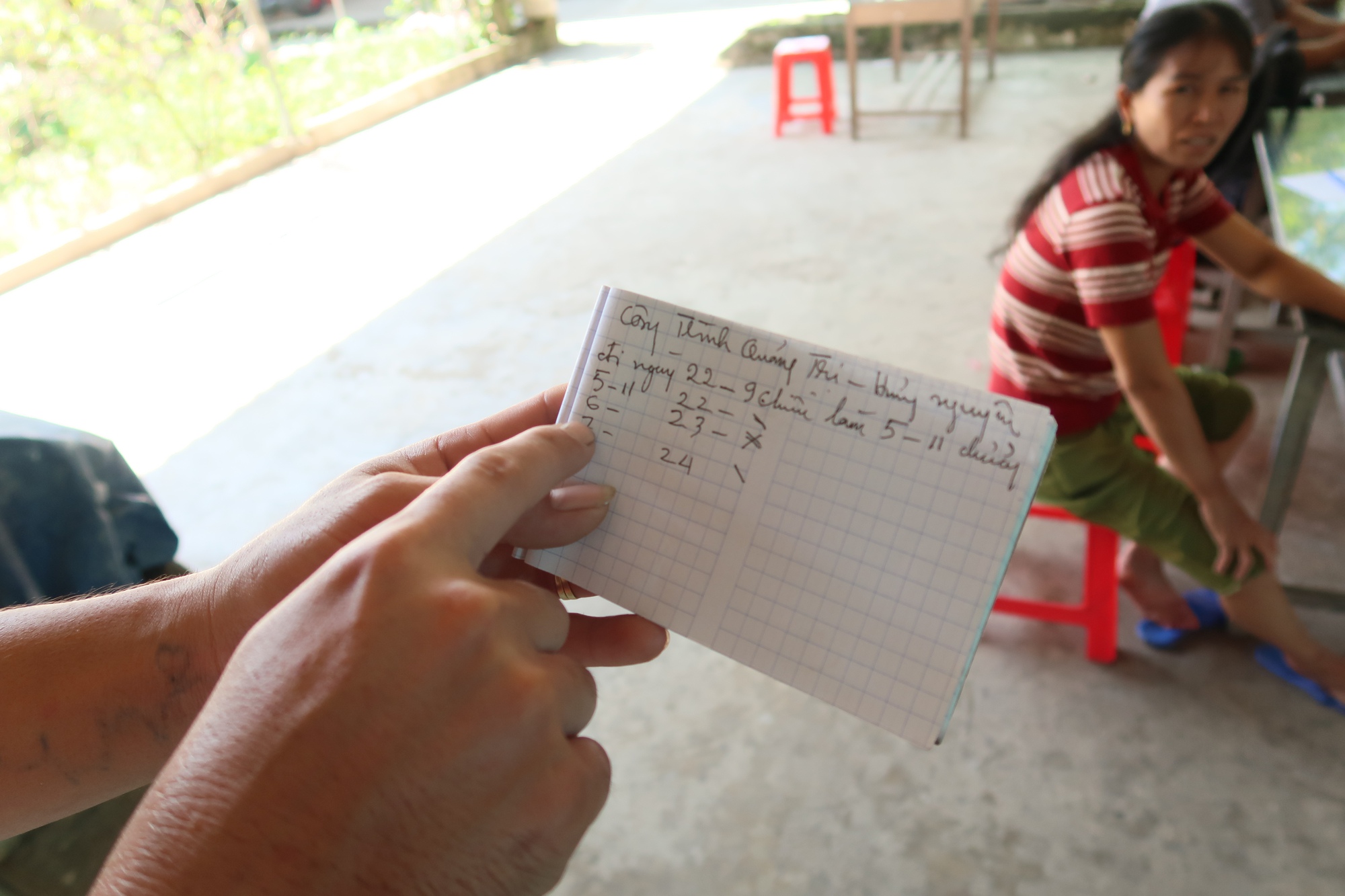 Vụ sập tấm đan cống khiến 2 người tử vong: Chết lặng nghe tin chồng gặp nạn - Hình 2