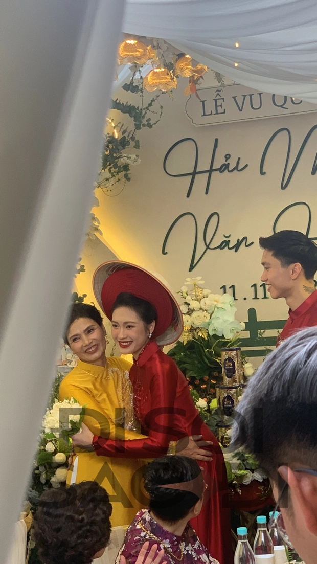 Mẹ Đoàn Văn Hậu làm điều này cho Hải My suốt buổi lễ, đủ biết mối quan hệ tốt cỡ nào - Hình 3