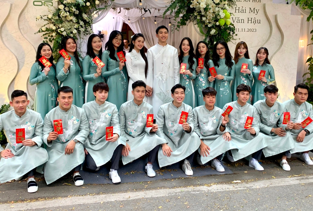 Đoàn Văn Hậu bị CĐV quốc tế tấn công trong ngày vui với Doãn Hải My, 1 chàng trai làm rùm beng - Hình 4