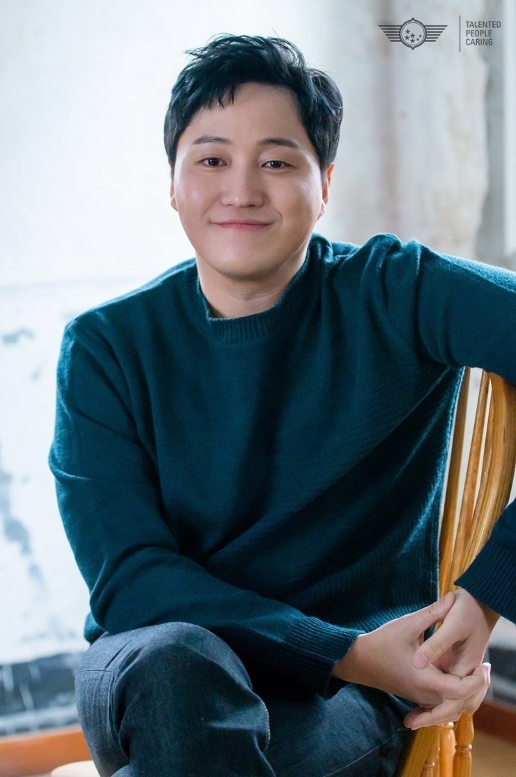 Kim Dae Myung: Bác sĩ khoa sản hướng nội trong Hospital Playlist, chuyện đời tư đầy bí ẩn - Hình 2