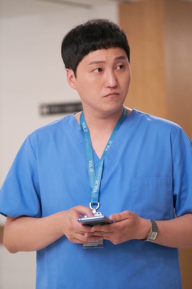 Kim Dae Myung: Bác sĩ khoa sản hướng nội trong Hospital Playlist, chuyện đời tư đầy bí ẩn - Hình 1