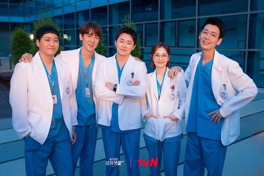 Kim Dae Myung: Bác sĩ khoa sản hướng nội trong Hospital Playlist, chuyện đời tư đầy bí ẩn - Hình 5