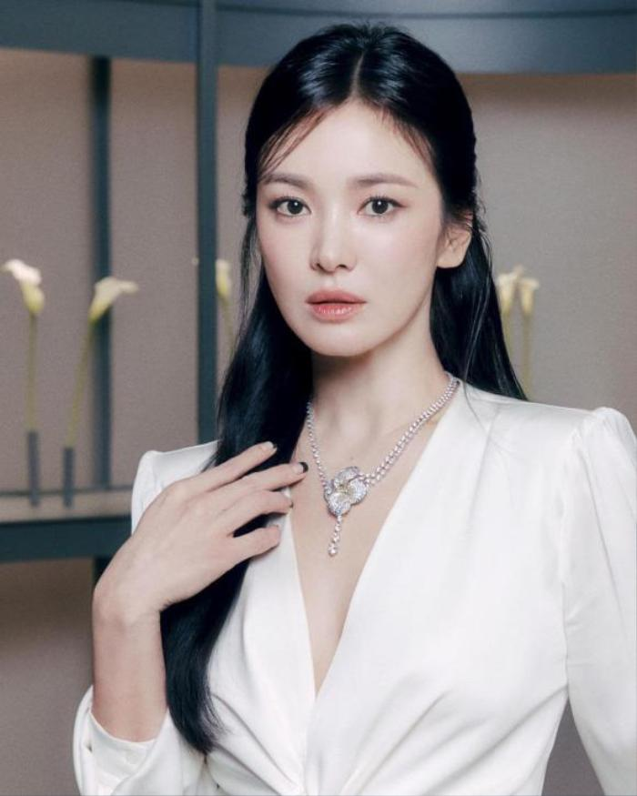 Song Hye Kyo bắt tay với bạn gái tin đồn 1 thời của Song Joong Ki, chồng cũ liền cầu xin 1 điều - Hình 1