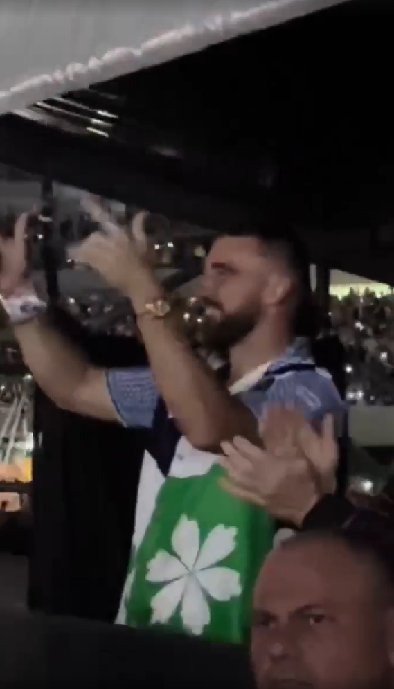 Taylor Swift xác nhận tình cảm với Travis Kelce tại quê nhà Messi, fan rần rần chúc mừng - Hình 2