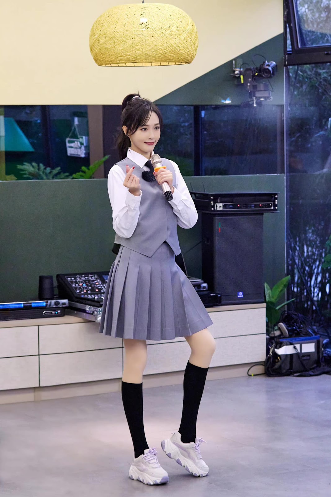 Lưu Thi Thi sẽ tái xuất show giải trí sau 11 năm vắng bóng, hóa ra là vì một người? - Hình 4