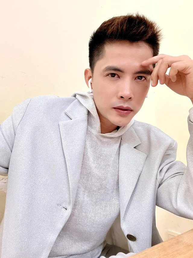 Minh Sang: Giấu gia đình vào showbiz, từng bị nam giới ngã giá đi chơi giá 2000 đô - Hình 9