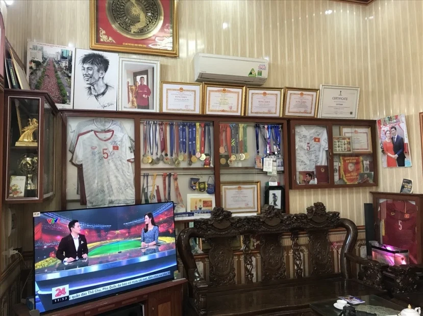 Đoàn Văn Hậu cho vợ đeo toàn túi hiệu nhưng vẫn để bố mẹ ở nhà cấp 4, biết lý do ai cũng thông cảm! - Hình 3