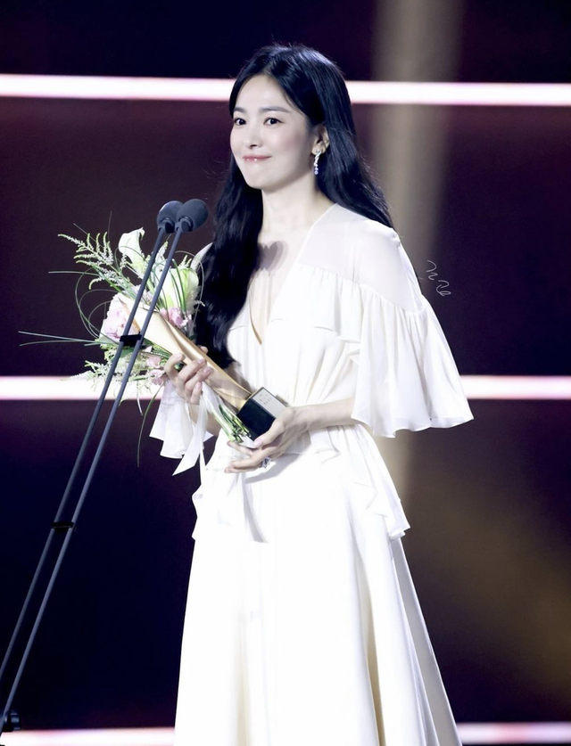 Song Hye Kyo kém sắc trong tiệc sinh nhật bạn thân, bị đàn em ngang nhiên vượt mặt tận 2 lần - Hình 6