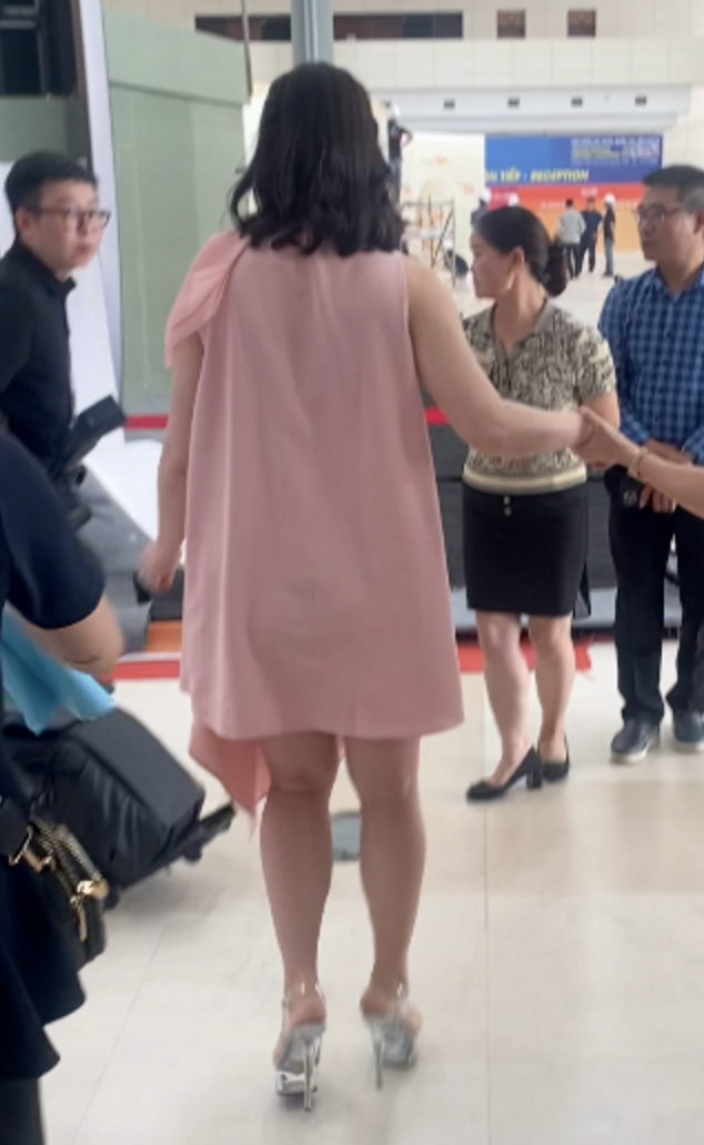 Lan Phương bầu 5 tháng vẫn mang giày cao chục phân, đi băng băng khiến CĐM thót tim - Hình 4