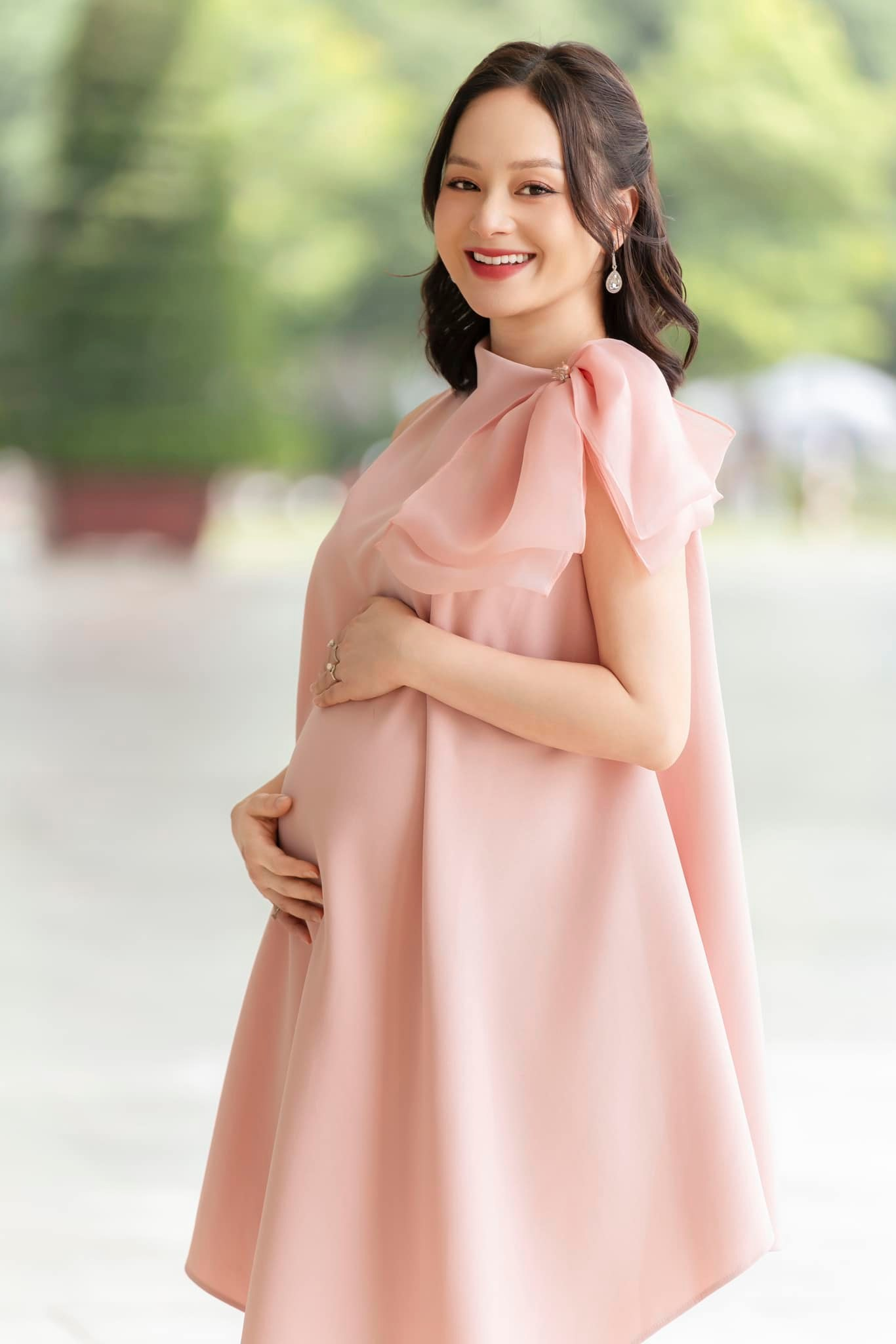 Lan Phương bầu 5 tháng vẫn mang giày cao chục phân, đi băng băng khiến CĐM thót tim - Hình 1