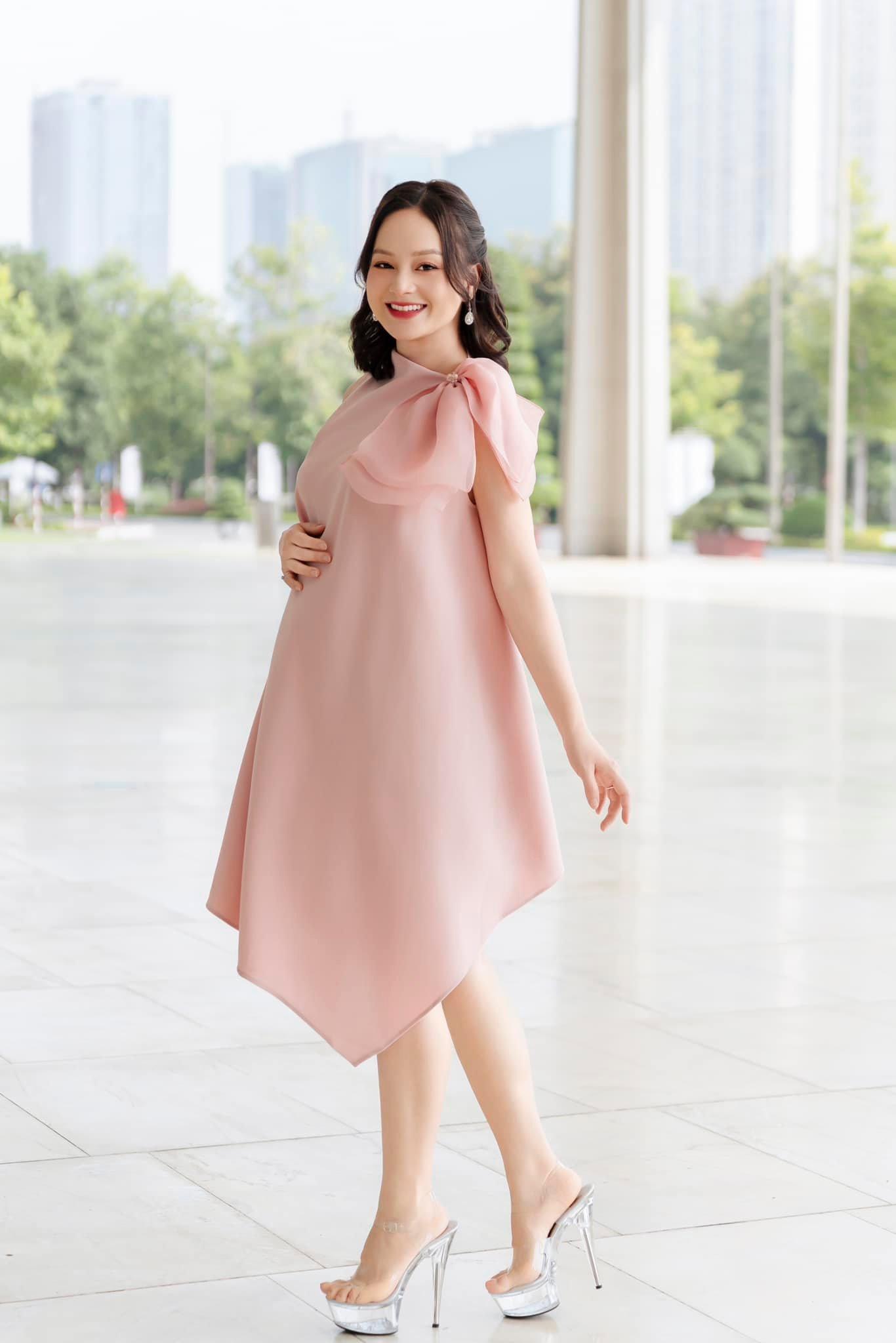 Lan Phương bầu 5 tháng vẫn mang giày cao chục phân, đi băng băng khiến CĐM thót tim - Hình 2