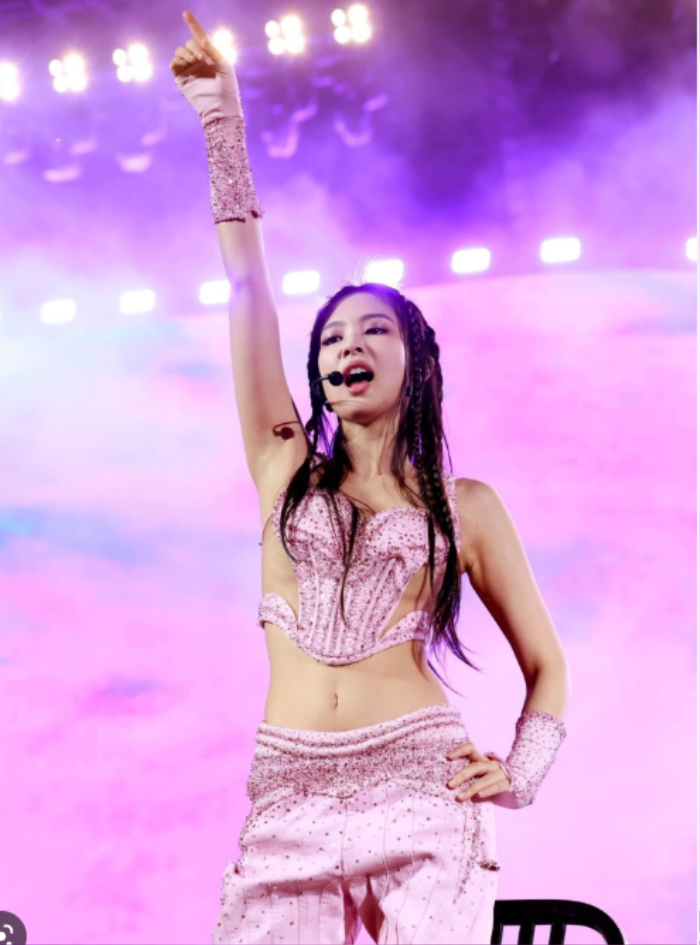 BLACKPINK bị khịa vì làm 1 việc giữa lúc KPOP để tang Moonbin, Jennie - Lisa mờ ám tại Coachella - Hình 6