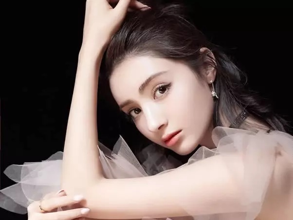 Mạch Địch Na: Mỹ nhân Hàm Hương Tân Cương lấy chồng tổng tài, sinh con được mẹ chồng tặng dinh thự - Hình 1