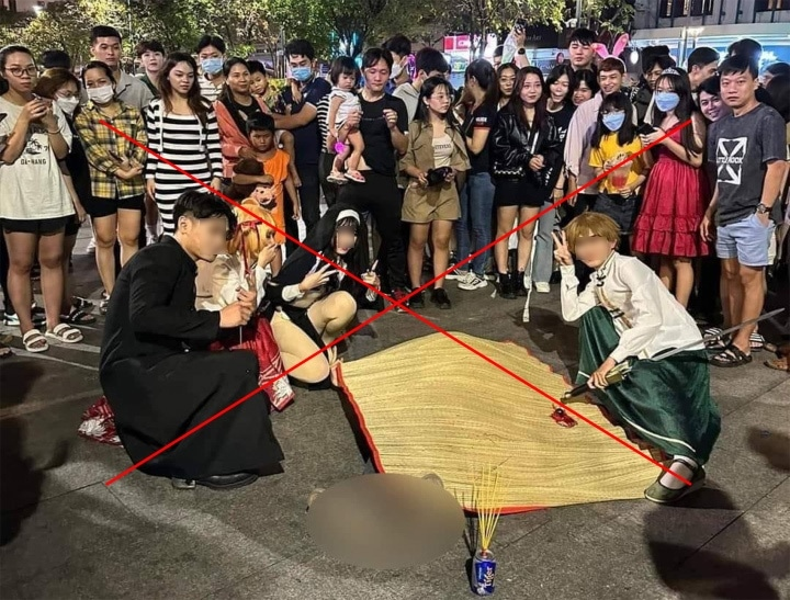 Nhóm bạn trẻ tổ chức lễ tang dịp Halloween gây phản cảm, tài xế lái xe nhận bài học nhớ đời - Hình 5