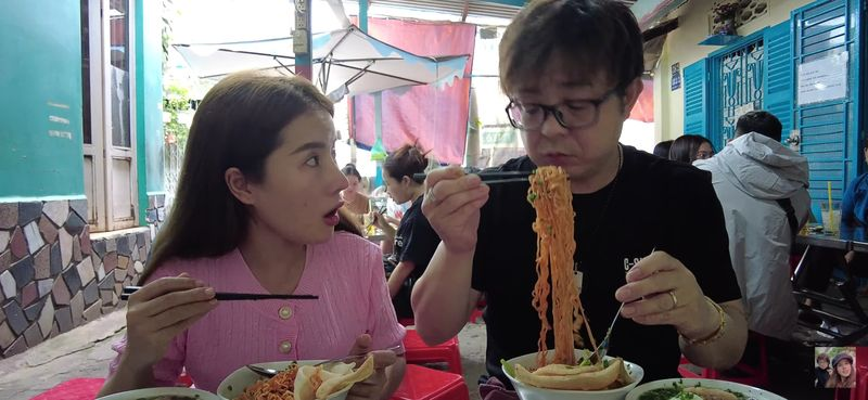 Bà Nhân Vlog đi review bún cô Huyền, chồng Nhật sợ xanh mặt, nhận xét 1 điều ai cũng đồng tình - Hình 5