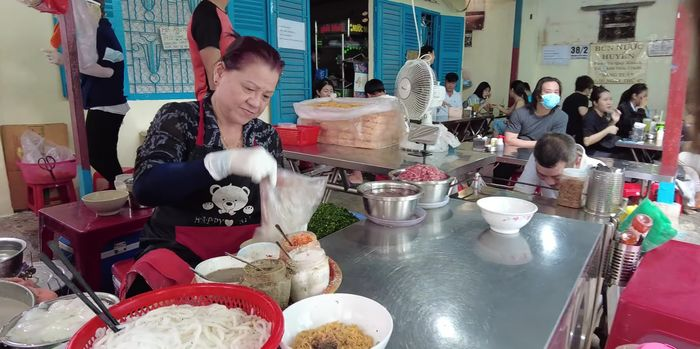 Bà Nhân Vlog đi review bún cô Huyền, chồng Nhật sợ xanh mặt, nhận xét 1 điều ai cũng đồng tình - Hình 4