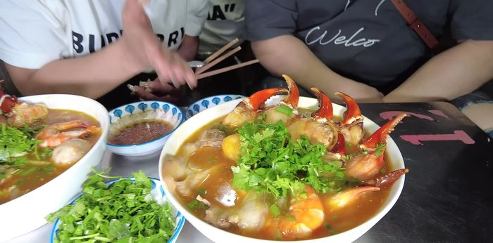 Bà Nhân Vlog đi review bún cô Huyền, chồng Nhật sợ xanh mặt, nhận xét 1 điều ai cũng đồng tình - Hình 8