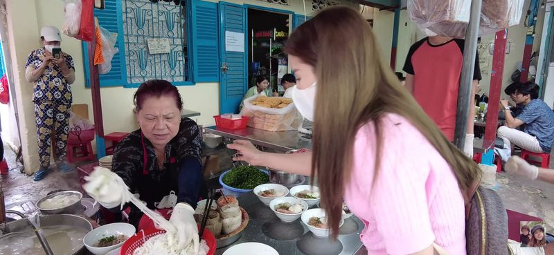 Bà Nhân Vlog đi review bún cô Huyền, chồng Nhật sợ xanh mặt, nhận xét 1 điều ai cũng đồng tình - Hình 7
