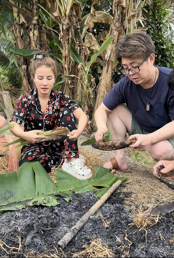 Bà Nhân Vlog đi review bún cô Huyền, chồng Nhật sợ xanh mặt, nhận xét 1 điều ai cũng đồng tình - Hình 10