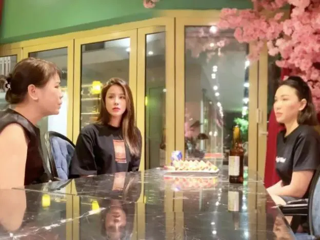 Mẹ chồng Diệp Lâm Anh: U60 vẫn trẻ trung, dùng toàn đồ hiệu, nói thẳng mặt Quỳnh Thư bênh con dâu - Hình 1