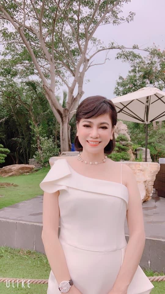 Mẹ chồng Diệp Lâm Anh: U60 vẫn trẻ trung, dùng toàn đồ hiệu, nói thẳng mặt Quỳnh Thư bênh con dâu - Hình 4