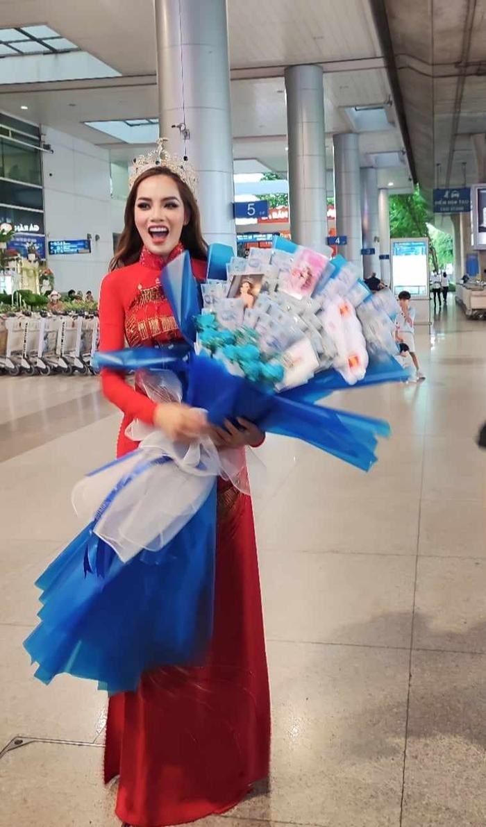 Lê Hoàng Phương về Việt Nam sau nửa tháng oanh tạc đất Thái, fan tặng hoa tiền khủng mừng về nhà - Hình 4
