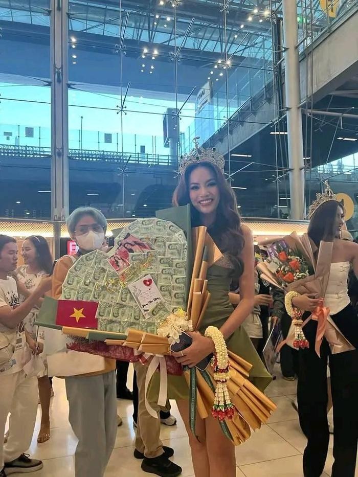 Lê Hoàng Phương về Việt Nam sau nửa tháng oanh tạc đất Thái, fan tặng hoa tiền khủng mừng về nhà - Hình 6