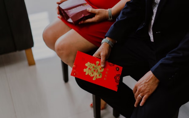 Mời đồng nghiệp cũ đi đám cưới nhưng không đến dự cũng không gửi phong bì, cô gái bức xúc đòi nợ - Hình 1