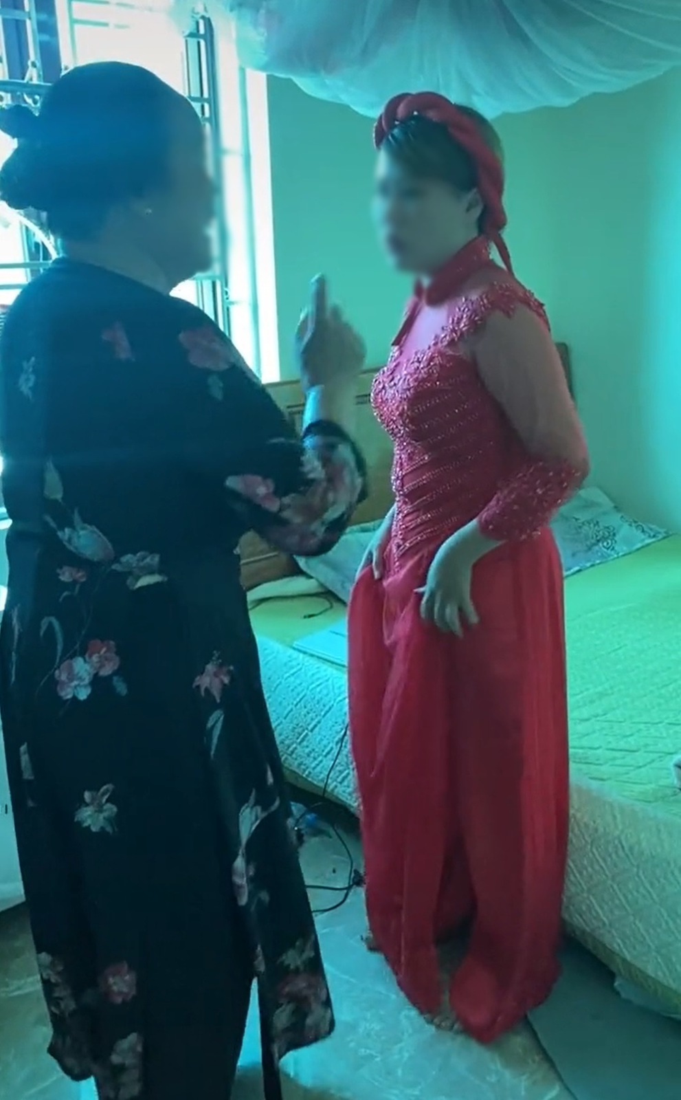 Cô dâu dắt con riêng về trong lễ cưới, mẹ chồng vào tận phòng chỉnh đốn - Hình 3