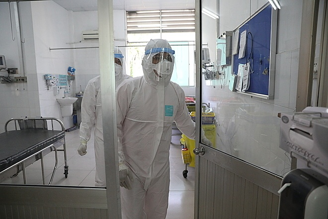 Nữ hộ sinh giật điện thoại, lớn tiếng với người dân đến xin test Covid-19 - Hình 7