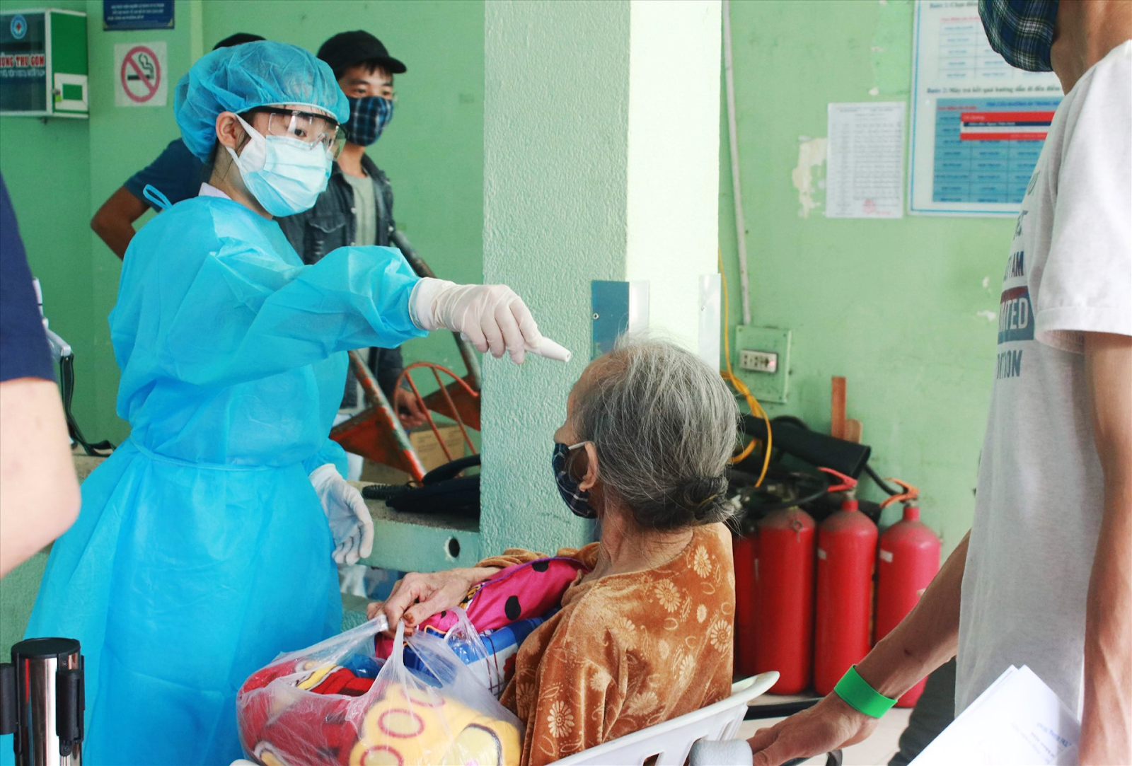 Nữ hộ sinh giật điện thoại, lớn tiếng với người dân đến xin test Covid-19 - Hình 6