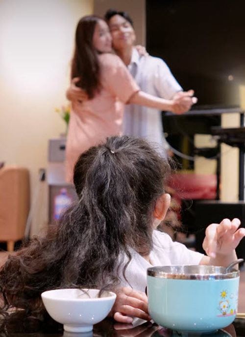 Con gái nhà Khánh Thi - Phan Hiển có một hành động đặc biệt khiến bố mẹ hết cãi nhau - Hình 2