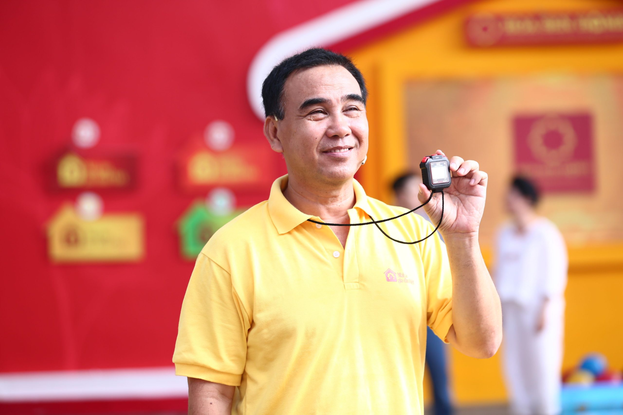 MC Quyền Linh cầm 6 tỷ tiền mặt đi từ thiện, hết sạch sẽ lại chơi lớn mượn thêm trăm triệu phát tiếp - Hình 5
