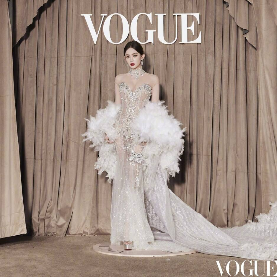 Cổ Lực Na Trát đẹp mê mẩn trong thiết kế của thương hiệu Việt Nam, loạt mỹ nhân phải chịu lép vế - Hình 2