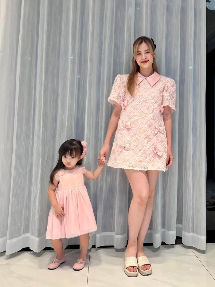 Con gái Đông Nhi - Ông Cao Thắng diện đồ đôi cùng mẹ, khiến dân tình phát sốt vì một điều? - Hình 2