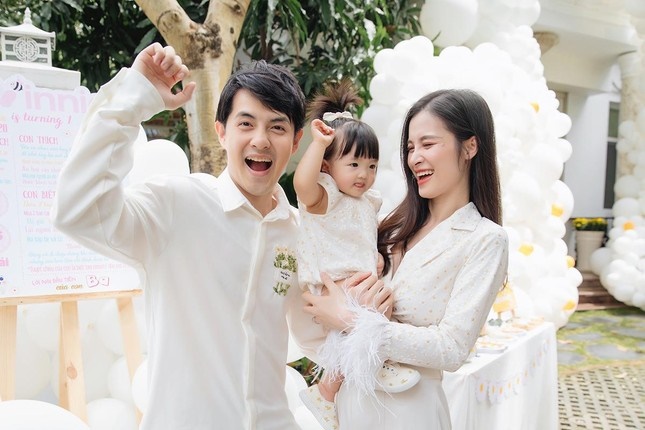 Con gái Đông Nhi - Ông Cao Thắng diện đồ đôi cùng mẹ, khiến dân tình phát sốt vì một điều? - Hình 1