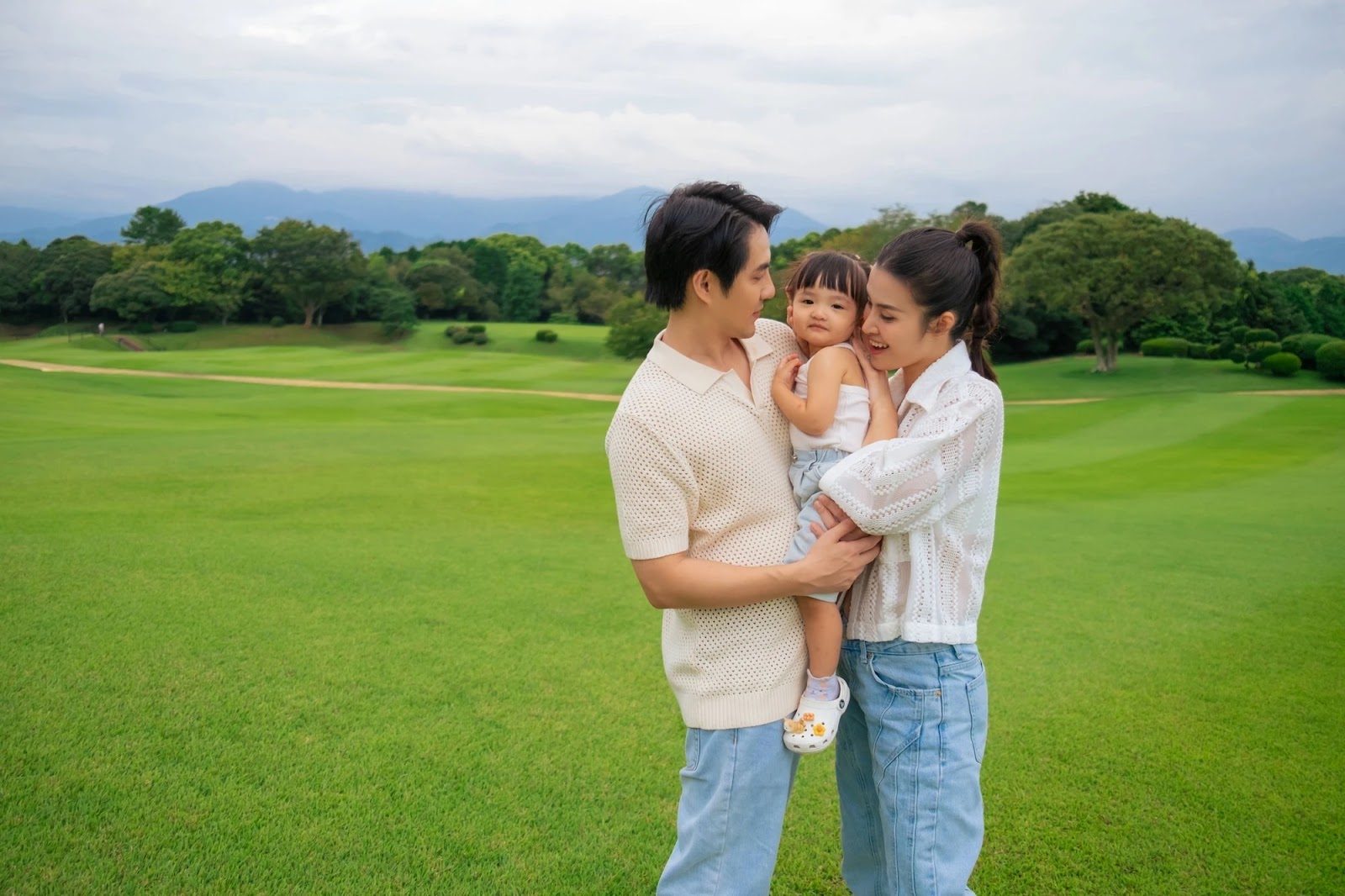 Con gái Đông Nhi - Ông Cao Thắng diện đồ đôi cùng mẹ, khiến dân tình phát sốt vì một điều? - Hình 5