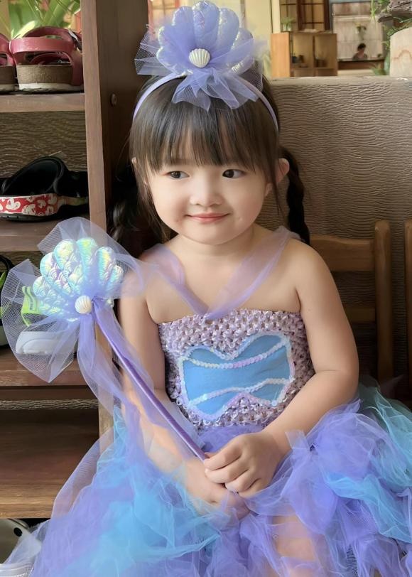 Con gái Đông Nhi - Ông Cao Thắng diện đồ đôi cùng mẹ, khiến dân tình phát sốt vì một điều? - Hình 3