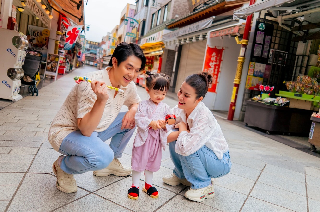 Con gái Đông Nhi - Ông Cao Thắng diện đồ đôi cùng mẹ, khiến dân tình phát sốt vì một điều? - Hình 8