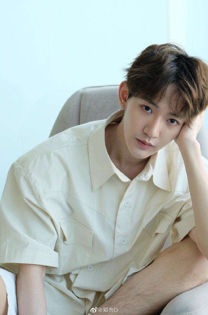 Nam thần Đặng Vi phì phèo điếu thuốc, thản nhiên ngoáy mũi khiến fangirl cất gọn poster vào góc - Hình 5