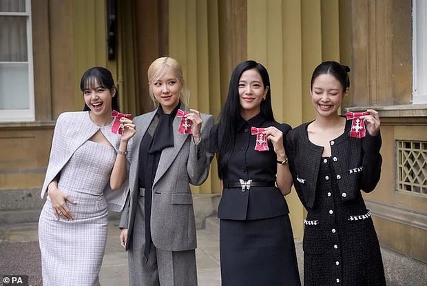 Rosé ra sức bảo vệ Jennie trước sự tấn công của đám đông, Lisa gây tò mò vì hành tung bí ẩn - Hình 8