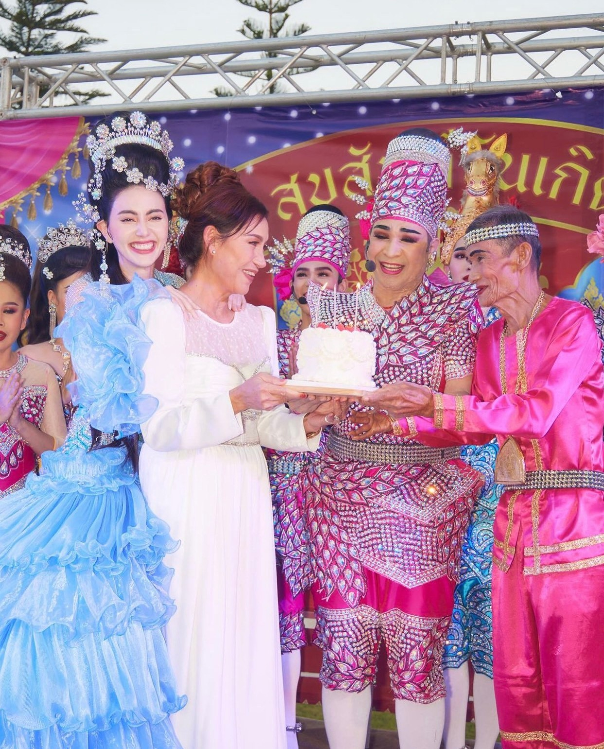 Mai Davika xinh đẹp như công chúa trong biệt thự 138 tỷ, tổ chức sinh nhật cho mẹ cùng bạn trai - Hình 3