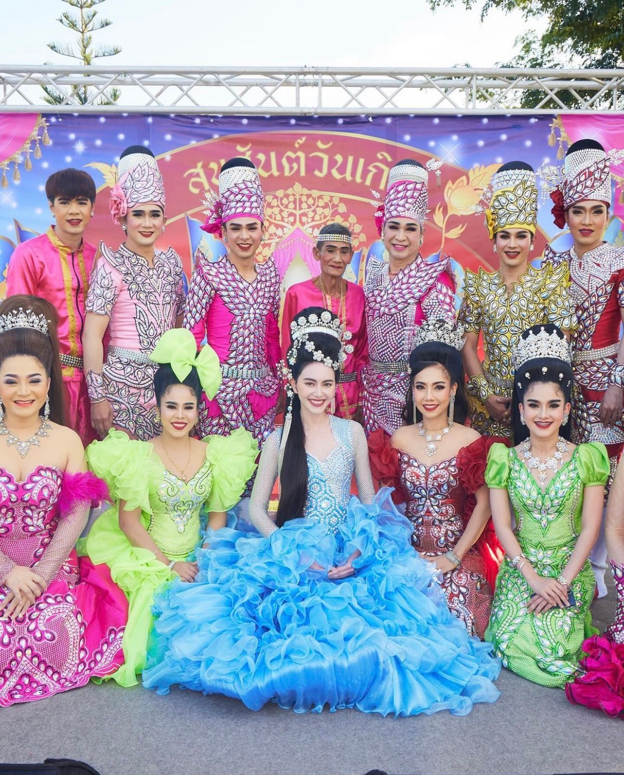 Mai Davika xinh đẹp như công chúa trong biệt thự 138 tỷ, tổ chức sinh nhật cho mẹ cùng bạn trai - Hình 2