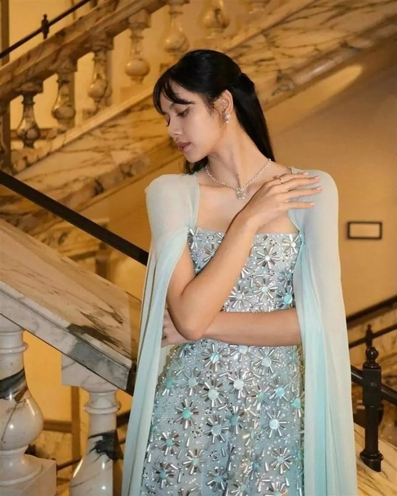 Rosé, Jennie lo sốt vó vì Jisoo căng thẳng tại yến tiệc hoàng gia, Lisa lại đón bão chỉ trích - Hình 5