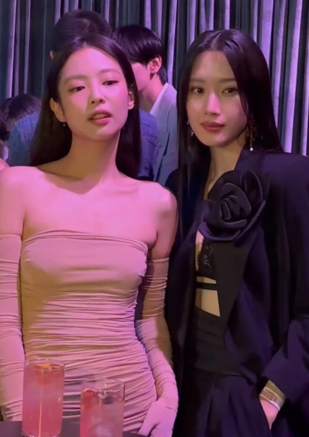 Jennie (BLACKPINK) thân mật với trai lạ, trưởng nhóm BTS và tình tin đồn Karina (aespa) lộ liễu - Hình 2